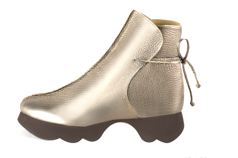 Gold women's ankle boots with laces at the back. Round toe. Low rubber soles. Profile view - Florence KOOIJMAN